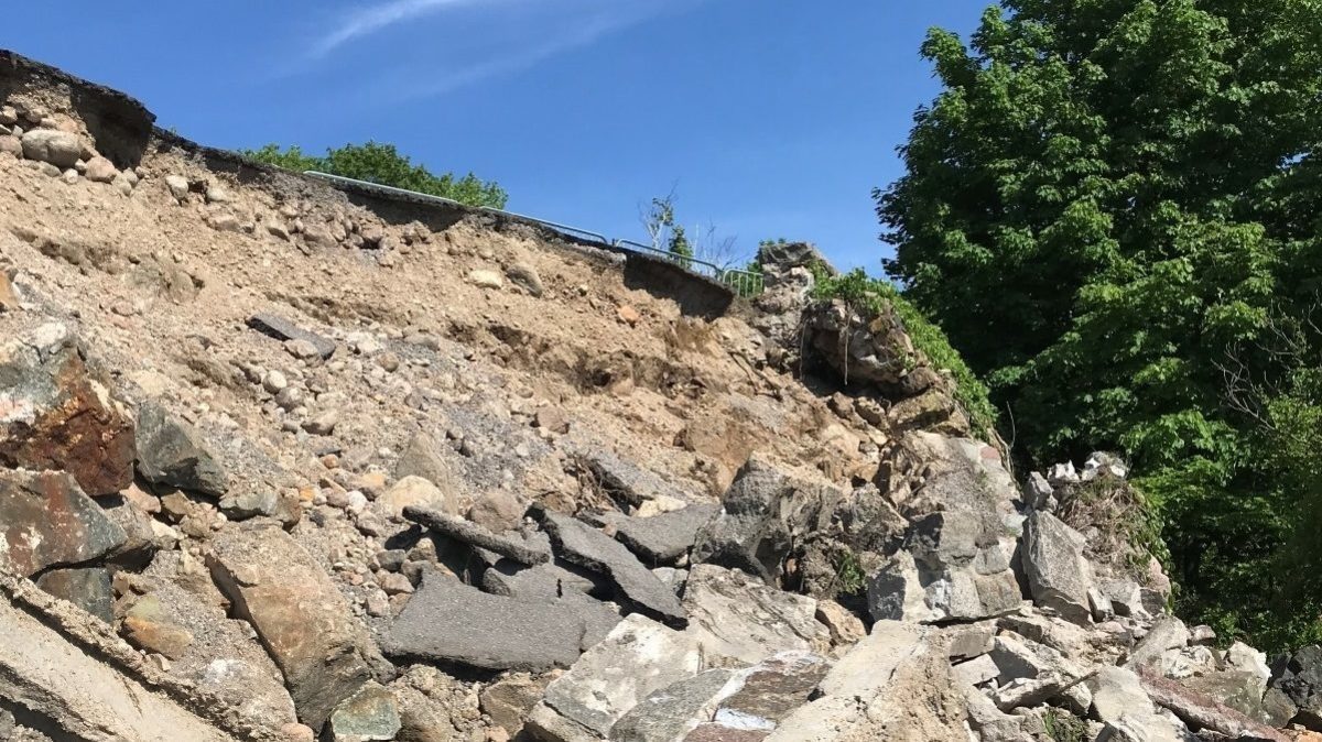 Champlain Lookout retaining wall collapsed